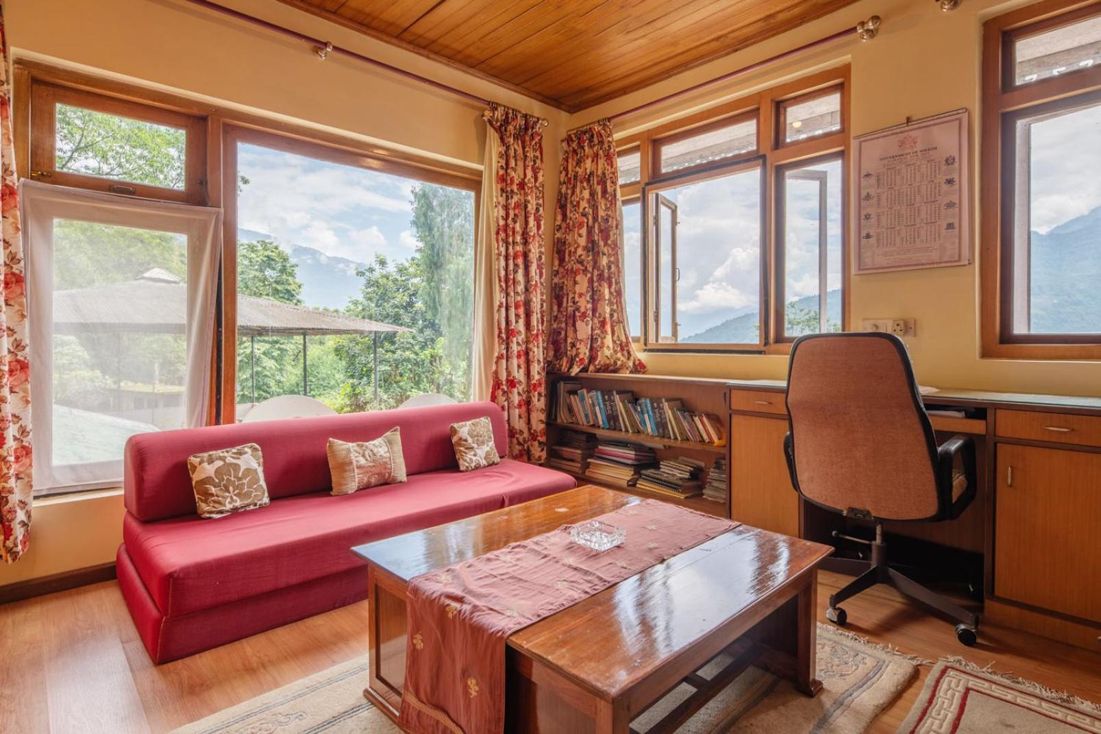 La Ipsing Farm By Stayvista - 3 Bhk Villa With Balcony, Mountain View, Indoor Games, And Pet Friendly Samdong Екстериор снимка