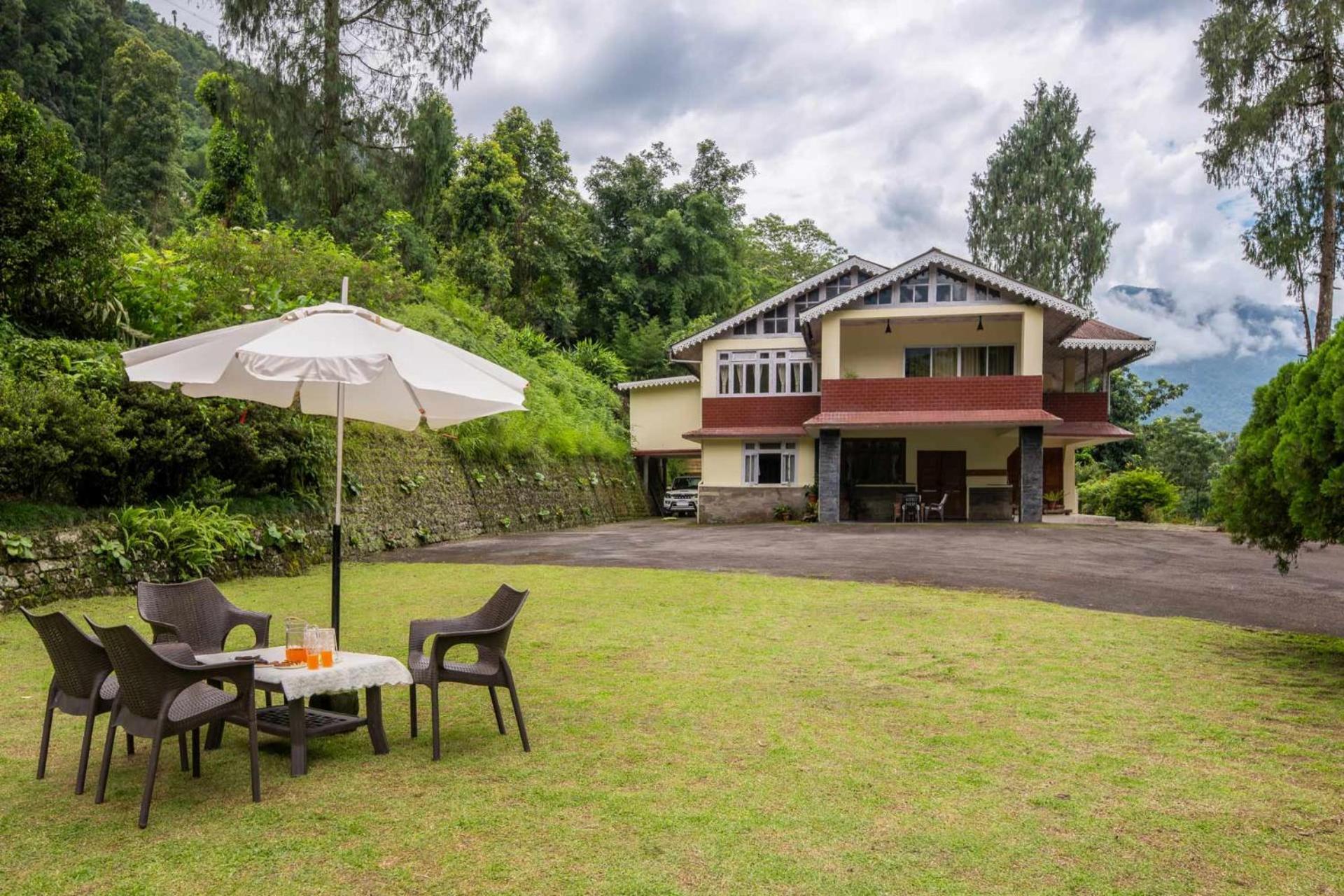 La Ipsing Farm By Stayvista - 3 Bhk Villa With Balcony, Mountain View, Indoor Games, And Pet Friendly Samdong Екстериор снимка